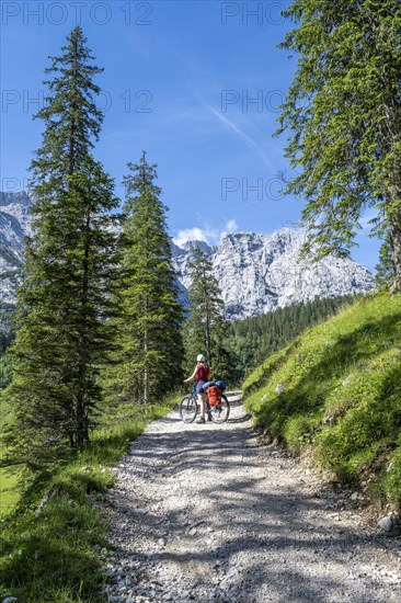 Mountain biker on the gravel path to the Schachenhaus