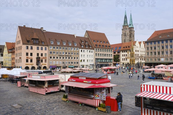 Market stalls at the main market with Schoener Brunnen and St. Sebaldus Church