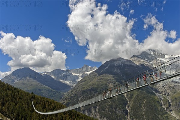 Hikers crossing the Charles Kuonen suspension bridge