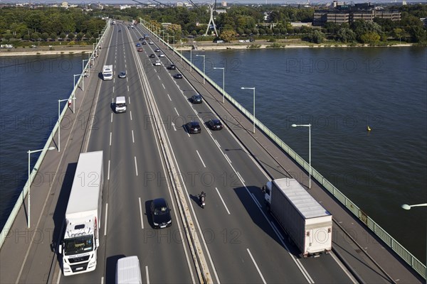 Traffic on the Zoobruecke seen from the cable car