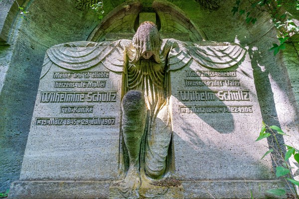 Grave sculpture