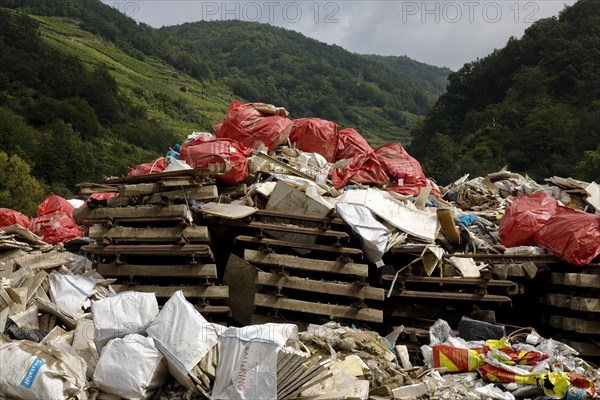 Debris and rubbish in front of the Ahr Mountains