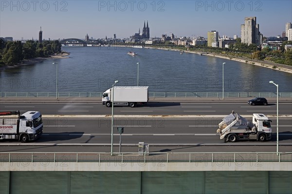 Traffic on the Zoobruecke seen from the cable car