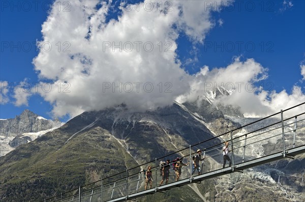 Hikers crossing the Charles Kuonen suspension bridge