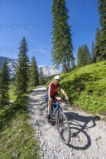 Mountain biker on the gravel path to the Schachenhaus