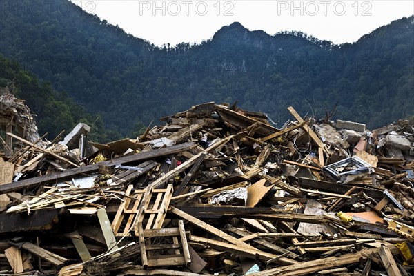 Debris and rubbish in front of the Ahr Mountains