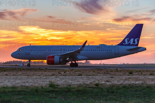 An SAS Scandinavian Airlines Airbus A320neo with the registration SE-RED at Faro Airport