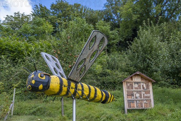 Wooden bee figure in the Ronkarz garden