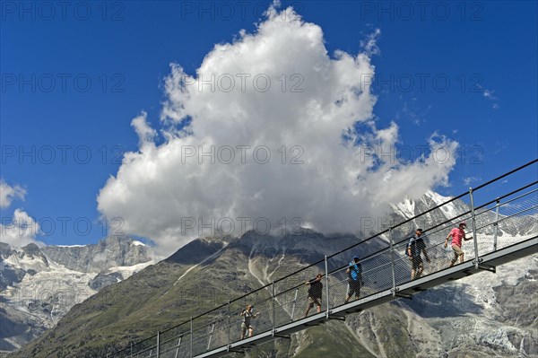 Hikers crossing the Charles Kuonen suspension bridge