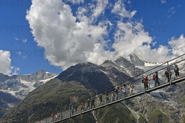 Hikers crossing the Charles Kuonen suspension bridge