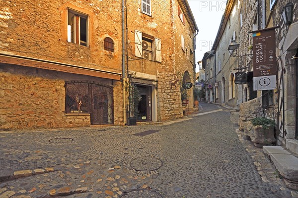 Cosy alleys and squares