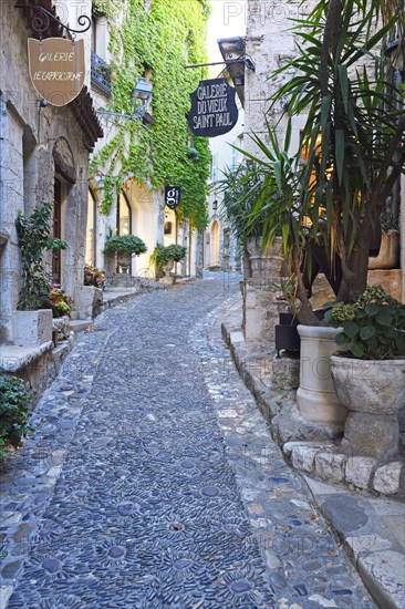 Cosy alleys and squares
