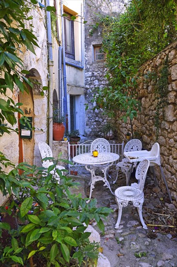 Cosy alleys and squares