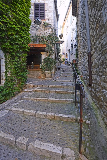 Cosy alleys and squares