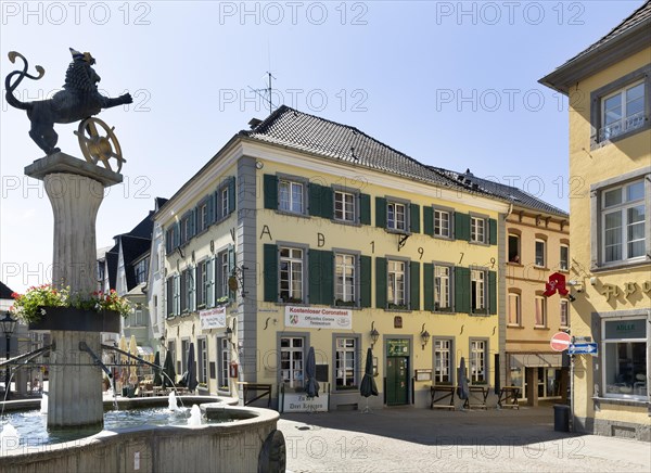 Haus Zu den drei Koenigen and Loewenbrunnen