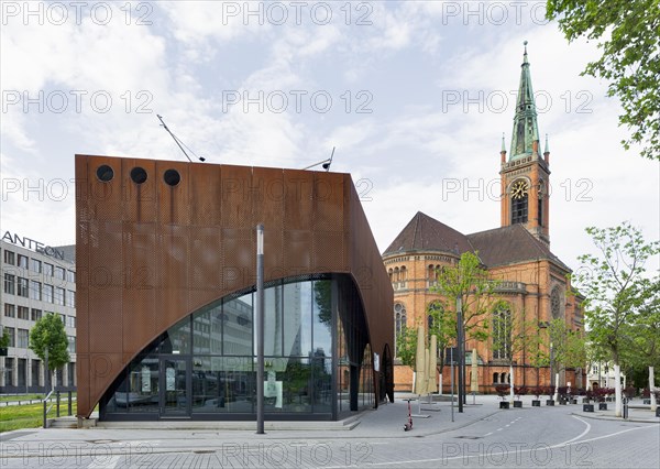 Gastronomy pavilion on Martin-Luther-Platz and Protestant Johanneskirche