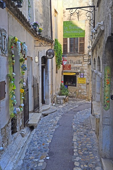 Cosy alleys and squares