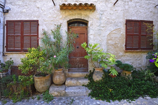 Cosy alleys and squares