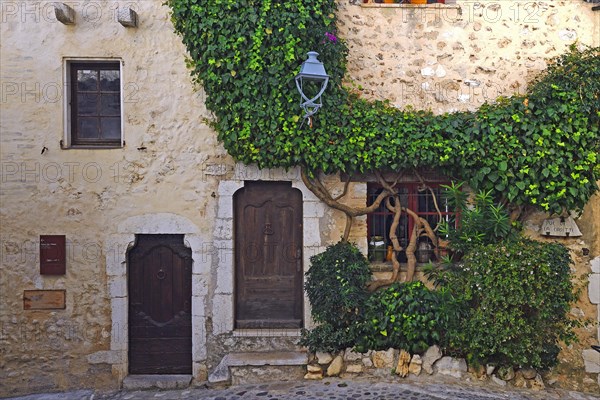 Cosy alleys and squares