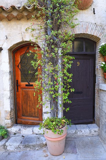 Cosy alleys and squares