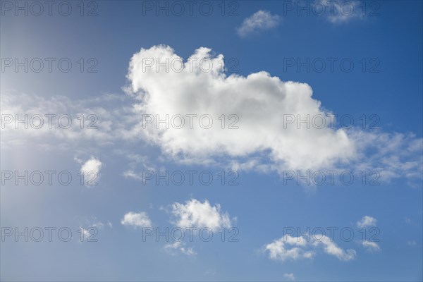 A single fleecy cloud