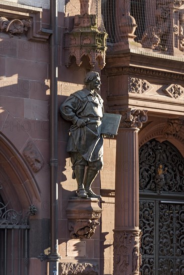Statue by master builder Konrad Kohler at the portal to the registry office