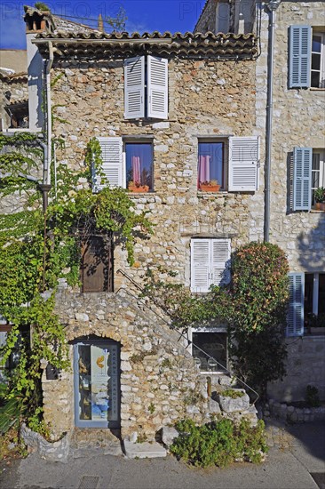 Cosy alleys and squares