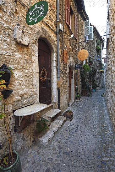 Cosy alleys and squares