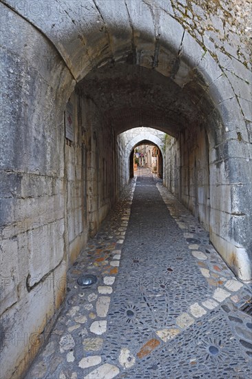 Cosy alleys and squares