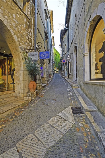 Cosy alleys and squares
