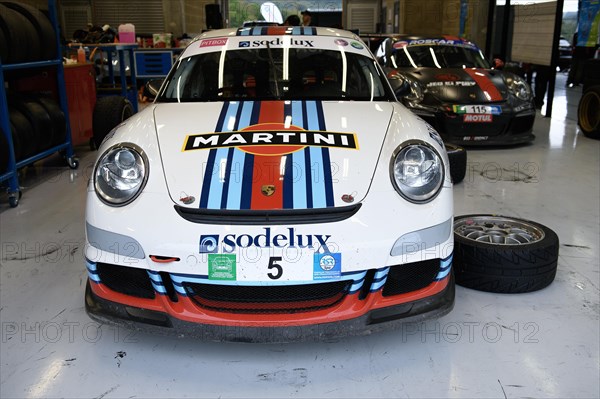 Porsche 911 GT3 in pitbox during tyre change to rain tyres on trackday