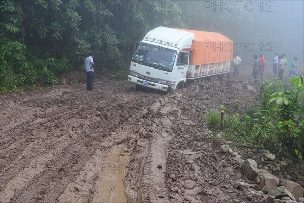 Truck stuck in mud on Ruta 3 in fog