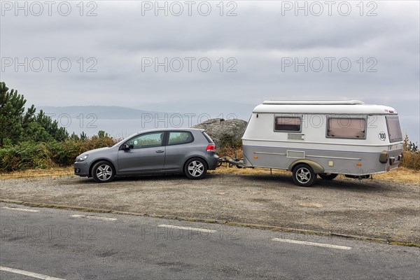 Car with lifting roof caravan