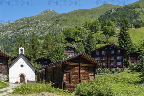 Eggen hamlet with the Mother of God Chapel and the Risihorn and Chummelti mountains in the background