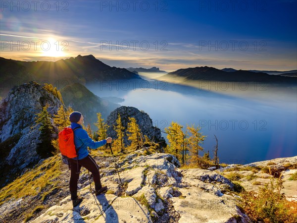 Mountaineers on the large Schoberstein in the evening light with a view of Attersee and Mondsee