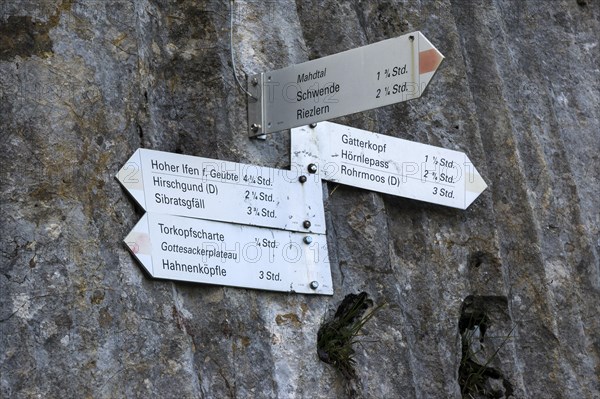 Hiking signpost at Windecksattel