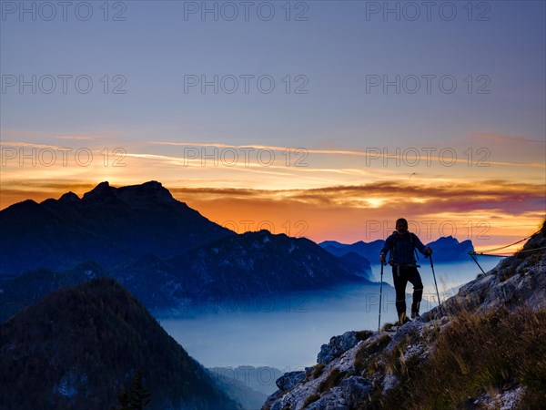 Mountaineers at dusk behind Schafberg and Drachenwand