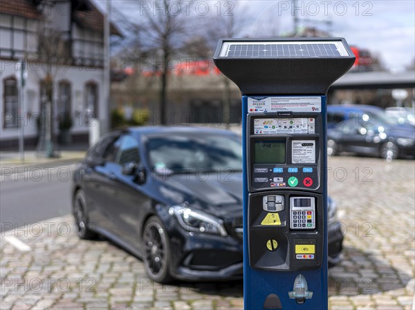 Solar-controlled parking machine