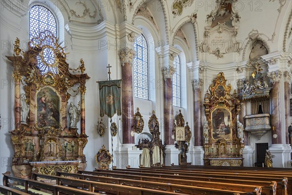 Side altars and pulpit