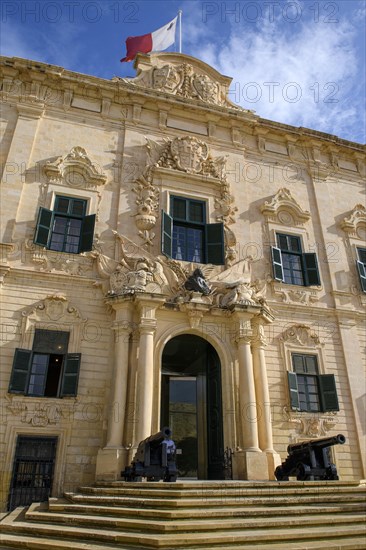 Cannon-flanked entrance to Auberge de Castille building