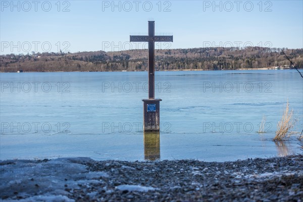 Winter memorial cross