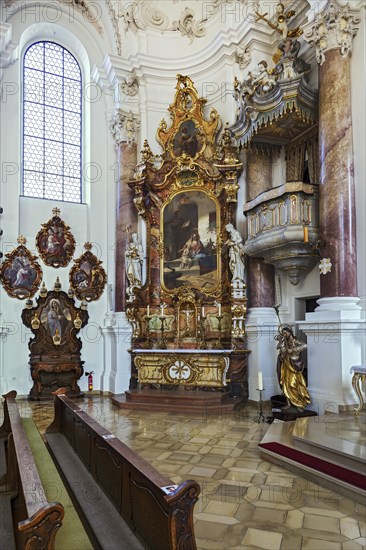 Side altar and pulpit