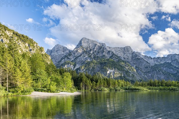 Almsee with Totem Gebirge