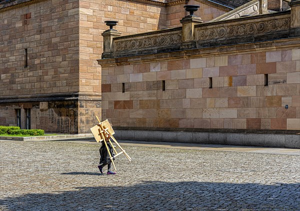 Artist with easel at the Neues Museum