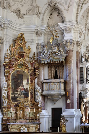 Side altars and pulpit