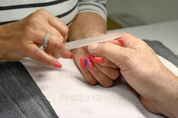 Cosmetic care and treatment of a man's hand