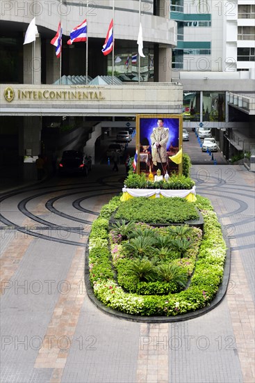 Picture Thailand's King Maha Vajiralongkorn in front of the Intercontinental Hotel