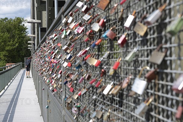 Railway bridge with suspension locks