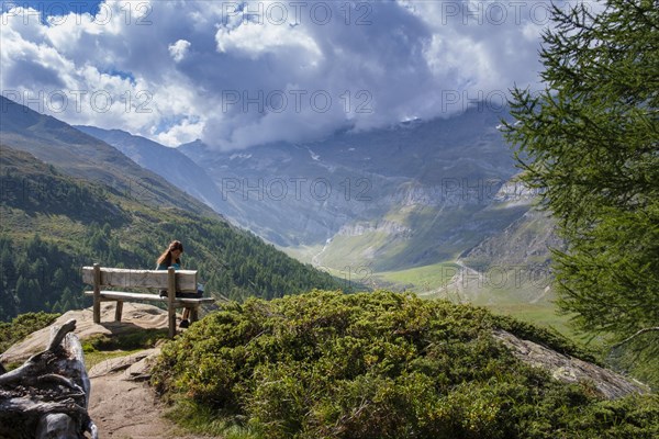 Hiker resting on the Panorama Trail