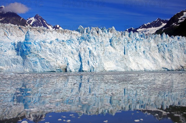 GLetscher and mountains reflected in the water